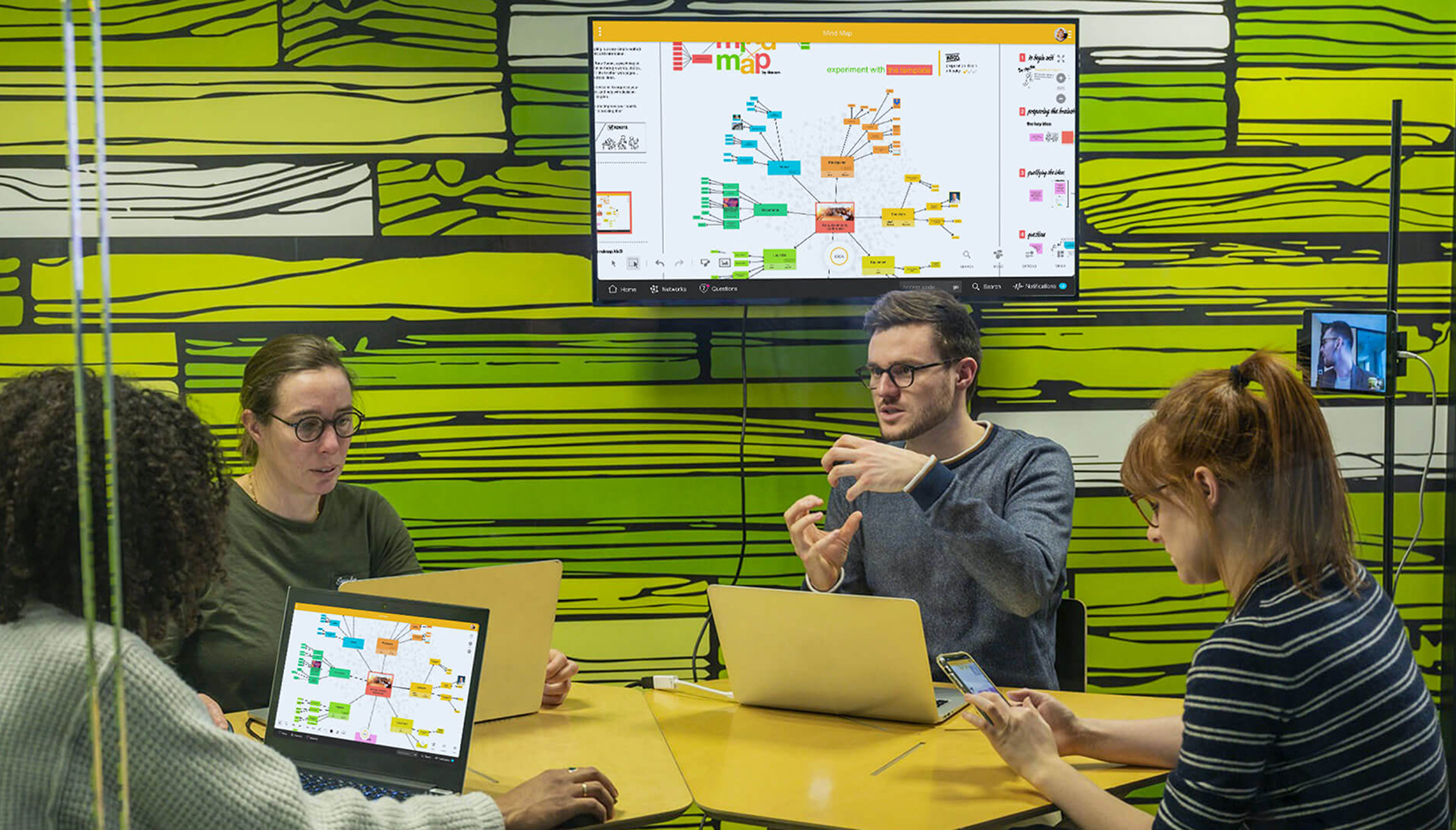 employees discussing klaxoon mind map at work